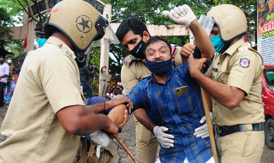 പ്രവാസികളെ നാട്ടിലെത്തിക്കുക, മരണപ്പെട്ടവരുടെ കുടുംബങ്ങള്‍ക്ക് സഹായധനം പ്രഖ്യാപിക്കുക എന്നീ ആവശ്യങ്ങള്‍ ഉന്നയിച്ച് യൂത്ത്‌ലീഗ് 
കോഴിക്കോട് കളക്ടറേറ്റിലേക്ക് നടത്തിയ മാര്‍ച്ചിനിടെ  പ്രവർത്തകരെ പോലീസ് നീക്കം ചെയ്യുന്നു