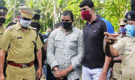 താഴത്തങ്ങാടി കൊലപാതക കേസിലെ പ്ര​തി​യു​മാ​യി തെ​ളി​വെ​ടു​പ്പ് ന​ട​ത്തു​ന്ന പോ​ലീ​സ്.